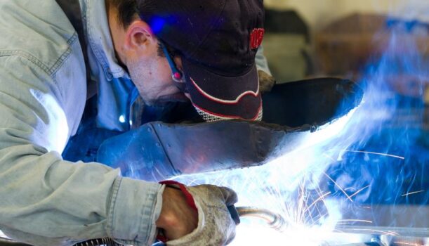 Nowoczesne technologie obróbki metali – jak działają i gdzie szukać wykonawców?