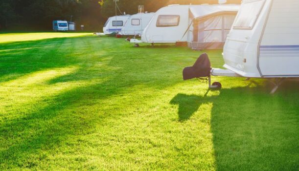 Kamper jako sposób na elastyczne podróże po Polsce i Europie